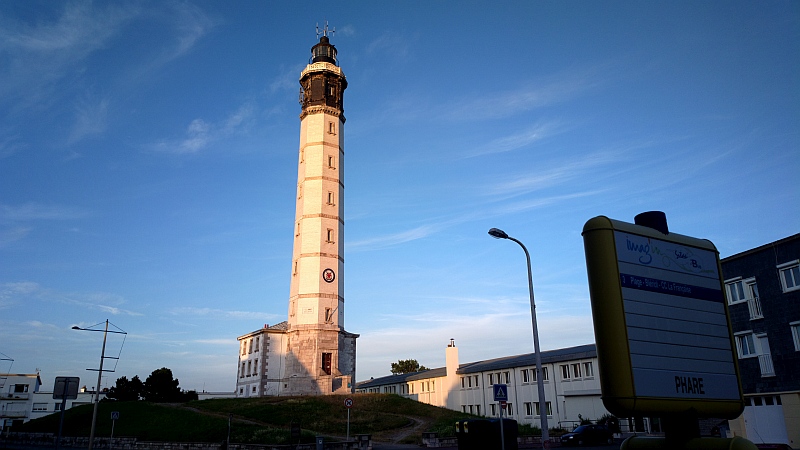 Der Leuchtturm in Calais im Abendlicht
